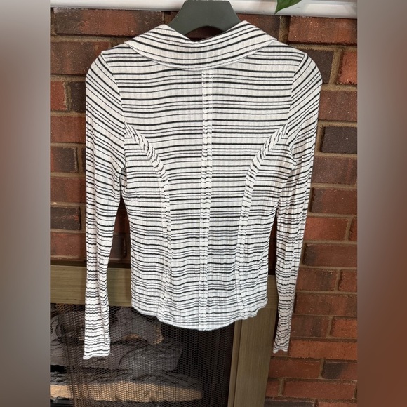 Oak & Trevis long sleeve top size M new condition. - Picture 2 of 4